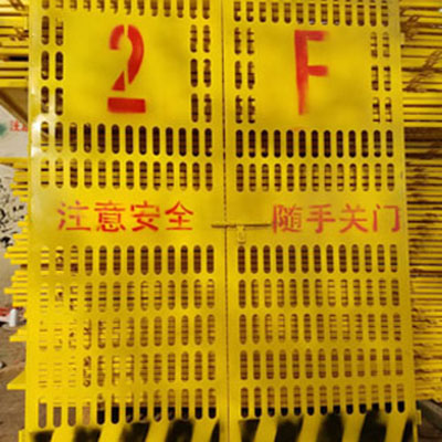 沖孔網(wǎng)電梯防護門案例
