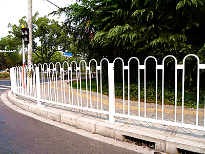 京式道路護(hù)欄 - 河北振興金源絲網(wǎng)集團(tuán)有限公司圖片2