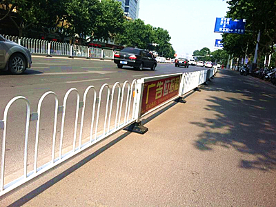 京式道路護(hù)欄 - 河北振興金源絲網(wǎng)集團(tuán)有限公司圖片3